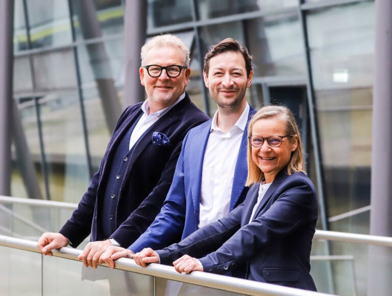 Bild der Partner des Steuerbüros an einem Geländer